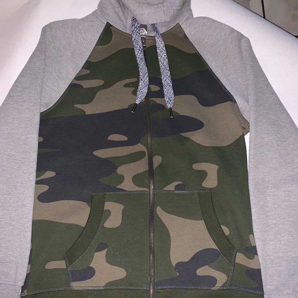 Camo jacket with grey long sleeves